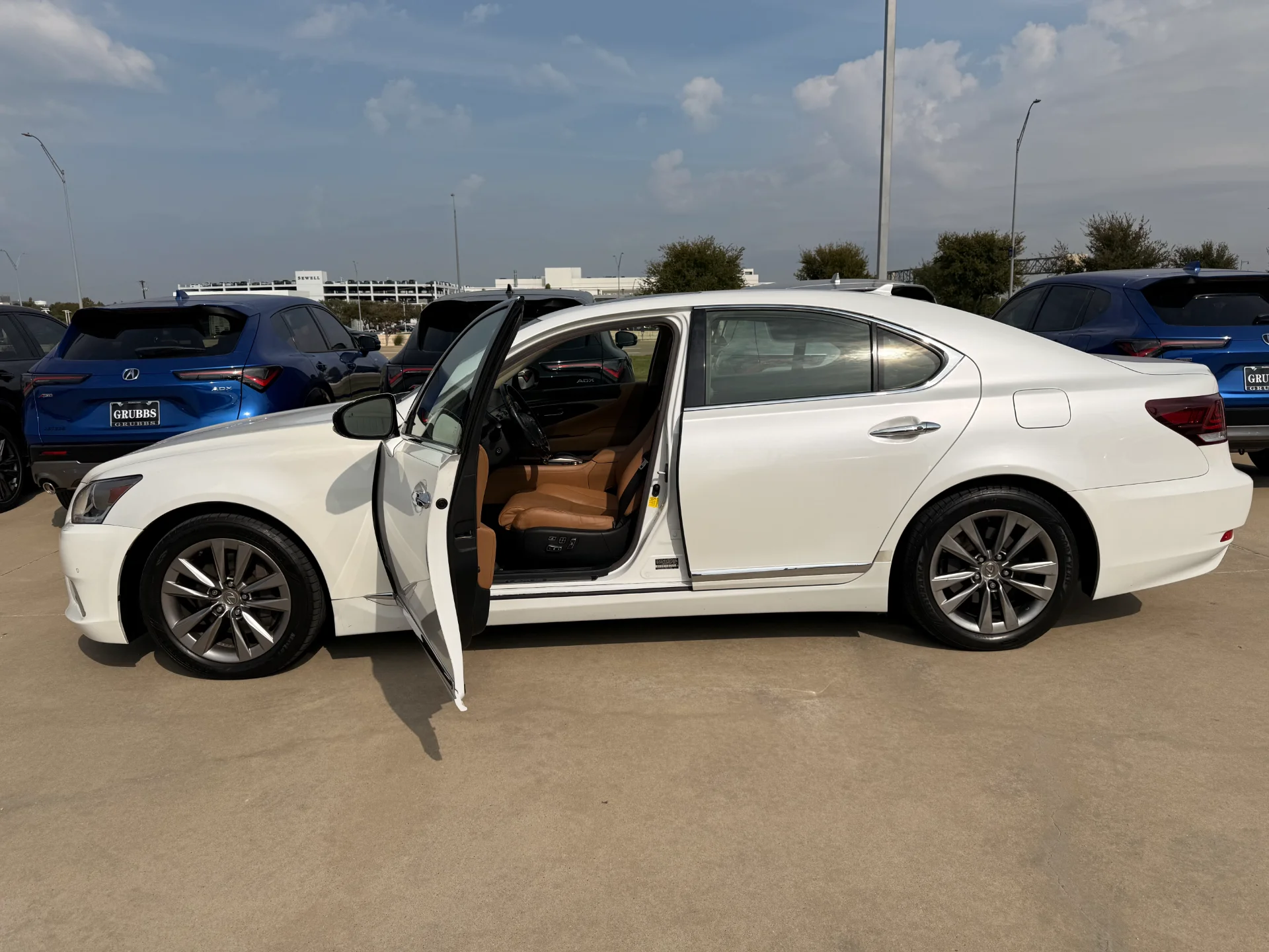 2013 LEXUS LS side profile - VIN ending D5115264 - Grapevine TX
